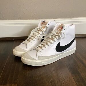 Mens Size 10 / Womens Size 11.5- Nike Blazer 77 Vintage Mid White Black Athletic